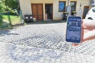 Mülltonnen-Brand in Freiberg: Passanten verhindern Schlimmeres - Geistesgegenwärtig zogen Passanten die brennende Mülltonne an der Berthelsdorfer Straße von der Leder-Werkstatt weg.