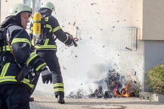 Mülltonnen gehen in Flammen auf -