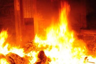 Mülltonnen nahe Mittelschule in Flammen -
