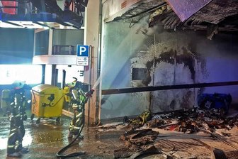 Mülltonnenbrand geht auf Hauswand über - Das Feuer entstand in der Einfahrt einer Tiefgarage an der Schulstraße.