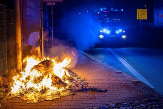 Mülltonnenbrand in Aue: Bushaltestelle und Laterne beschädigt - Die Mülltonne verbrannte komplett.