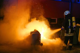 Mülltonnenbrand in Zwickau: Polizei fasst Verdächtigen - In Marienthal hat am Donnerstagabend erneut eine Tonne gebrannt. Im Bild ein solcher Tonnen-Brand 2016 in Hohenstein-Ernstthal.