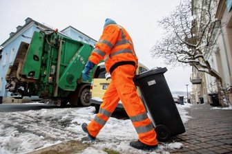 Müllwerker reden Klartext: "Die Entsorgung ist gefährdet" - Die KEV sammelt den Restabfall im Vogtlandkreis ein. Im Bild: Uwe Küfner, der in Plauen auf der Antonstraße eine Tonne zum Müllfahrzeug zieht. Die Müllwerker haben große Probleme mit dem neuen Tourenplan.