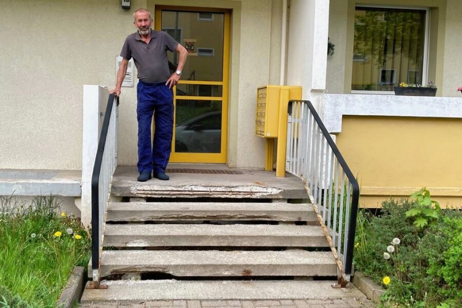 Mülsen: Am Eingang zum Wohnblock lauert Gefahr - Seit drei Jahren macht Mathias Ulke seinen Vermieter, die Gemeinde Mülsen, auf die maroden Stufen aufmerksam. 