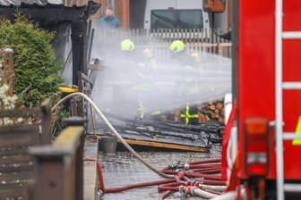 Mülsen: Carport brennt aus -
