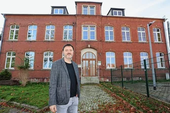 Mülsen: Dentallabor zieht in ehemalige Kita ein - Zahntechnikermeister Tobias Pilz hat die ehemalige Kita in Ortmannsdorf gekauft. Das Erdgeschoss möchte er für seine Firma Dentalkonzept nutzen. Darüber sollen Wohnungen entstehen.
