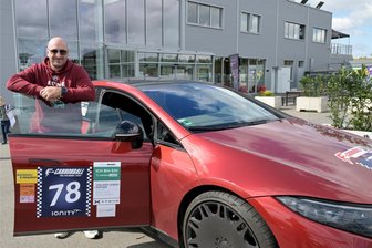 Mülsen: Die Rallye E-Cannonball legt einen Stopp in der Arena E ein - Youtuber Christopher Karatsonyi, bekannt als Car Maniac, war bei der E-Cannonball mit dabei.