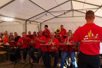 Mülsen feiert am Wochenende an allen Ecken - Die Feuerwehrkapelle Micheln bläst zur Michelner Kirmes.