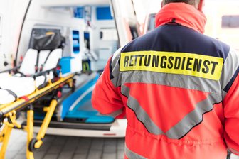 Mülsen: Fußgänger, der sein Rad schiebt und stürzt, beschäftigt Polizei und Rettungsdienst - Der Rettungsdienst war am Gartenweg in Mülsen im Einsatz.