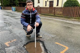 Mülsen: Landratsamt macht aus Neuschönburger Straße ein großes Geheimnis - Dieses Loch, das Max Friedrich präsentiert, ist laut Anwohnern vorige Woche nicht mit geflickt worden.