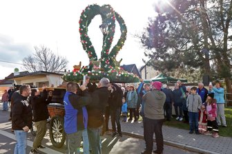 Mülsen: Michelner stimmen mit selbstgemachter Krone auf Osterfest ein - Rund 100 Menschen waren beim Aufstellen der Osterkrone am Sonntag dabei.