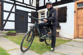 Mülsen per Fahrrad erkunden: Neuer Radroutenführer gibt Tipps für Touren nicht nur im Mülsengrund - Rolf Härtel vor dem Heimatmuseum Härtelhaus in Mülsen St. Jacob. Alle Touren in seinem Routenführer beginnen in dem Mülsener Ortsteil, wo der 71 Jahre alte Radler wohnt.
