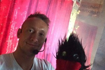 Mülsen: Puppentheater aus Saarbrücken kommt in des Festscheune nach Thurm - Puppenspieler Michael Henne mit dem Raben Carlos.