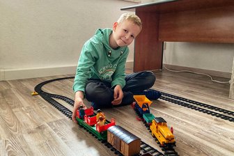 Mülsen/Reinsdorf: Eisenbahnfan verschenkt eine kleine Bahn an einen Jungen - Leonas hat die Anlage in seinem Kinderzimmer bereits aufgebaut und getestet.