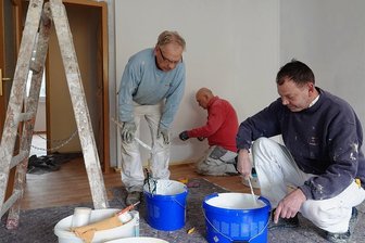 Mülsen richtet für Geflüchtete sechs kommunale Wohnungen her - Malermeister Carsten Richter (rechts) war am Donnerstag mit seinen Mitarbeitern Andreas Hofmann (Mitte) und Peter Starr beim Vorrichten einer Wohnung für Flüchtlinge an der Vettermannstraße in Mülsen zu Gange.
