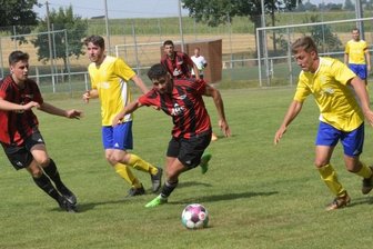 Mülsen setzt weiter auf Kompaktheit - Gegen Lok Zwickau behielt Aufsteiger Mülsen (gelbe Trikots) vor 14 Tagen mit 3:0 die Oberhand. Klappt es an diesem Wochenende auch mit einem Punktgewinn gegen Meerane?