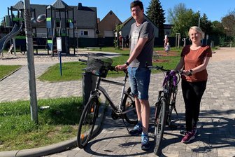 Mülsen: Spielplatz-Stammgäste finden das prima: Sportplatz bekommt WC - Sandra und Mario Grohs radeln mit ihrer Tochter gern zum Spielplatz in Micheln.