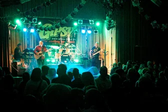 Mülsen St. Niclas: Am ersten Feiertag geht’s abends in den Amorsaal - Damals wie heute: Wenn wie am 1. Weihnachtsfeiertag im Amorsaal Livemusik geboten wird, heißt es Dicht-an-dicht-Stehen.