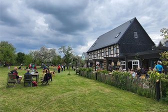 Mülsen und Oberrothenbach: Wo Besucher der Zwickauer Region am liebsten übernachten - Auf der Wiese des „Genusshofes“ gibt es ein Volleyballfeld, Steh-Minigolf und viel Platz, um schönes Wetter zu genießen.