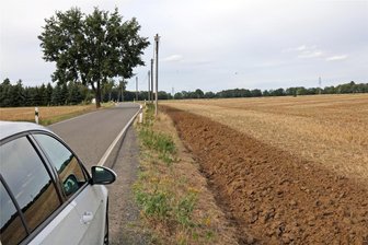 Mülsen-Wulm: Junge Skoda-Fahrerin stößt gegen Telefonmast und landet in Feld - Die Crossener Straße ist eng und von Telefonmasten gesäumt.