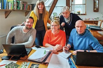 Mülsener Chronik zum Miträtseln: Wo steckt mehr Beton drin - im Bad oder im Schwibbogen? - Das Chronikteam (ohne Frank Graf).
