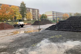 Mülsener Jugendliche bekommen 2026 neue Freizeitanlage - Hinter den Plattenbauten soll eine neue Freizeitanlage für junge Leute gebaut werden.