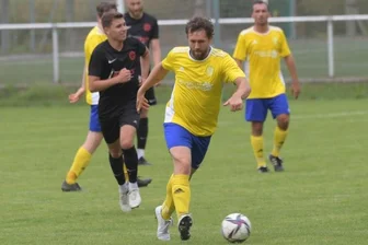 Mülsener Kampf nicht belohnt - Die Mülsener um Robert Bauer (am Ball) bewiesen viel Einsatz auf dem eigenen Rasen, die Punkte nahmen jedoch die Meeraner mit.