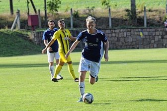 Mülsener Kapitän gibt den Dosenöffner - Jonas Schebitz treibt den Ball im Mittelfeld nach vorn. Das Führungstor des Mülsener Kapitäns gab seinem Team Sicherheit. 