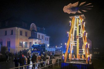 Mülsener Lichterfahrt: Weihnachtstrucks mit mehr als kleinem Schneemann auf Armaturenbrett - Wie hier in Jacob säumten viele Menschen den Tross der weihnachtlich geschmückten Fahrzeuge.