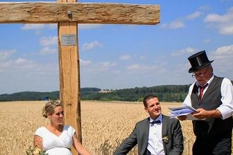 Mülsener Paar feiert Hochzeit unterm Gipfelkreuz von Marienau - 22. Juli 2022: Unterm Gipfelkreuz in 440 Metern Höhe gaben sich Pierre und Tatjana bei einer freien Trauung mit Redner Dieter Unger das Ja-Wort.