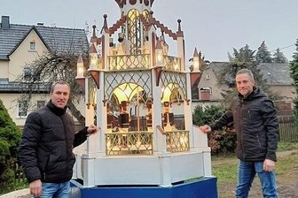 Mülsener Schlosserei feiert 100-Jähriges - Die Jacober Pyramide der Langes, Karsten (links) und André Lange stellen sie jedes Jahr auf.