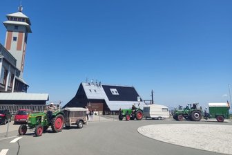 Mülsener Traktorenfans knattern auf den Fichtelberg - Auf dem Fichtelberg drehten die Mülsener erst einmal eine Ehrenrunde.