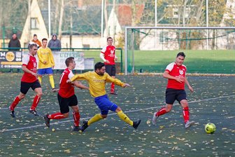 Mülsener Trio verabschiedet sich mit Unentschieden in den Fußball-Ruhestand - Thomas Baumann (hier in einem früheren Spiel) sowie Rene Ehrler und Christian Liebig laufen künftig nicht mehr für Blau-Gelb Mülsen auf.
