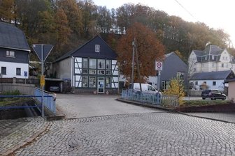 Mülsenerin verärgert über Knöllchen - Auf der freien Fläche bei Raumausstatter Pühn zu parken, ist gefährlich. Dort straft die Gemeinde Falschparker ab.