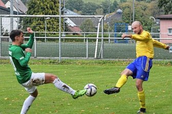 Mülsens Trainer schiebt Elfmeterfrust - Im Spiel zwischen Mülsen und Thalheim - hier mit Thalheims Jim Fischer (links) im Duell mit Norman Göpfert - gab es einige strittige Szenen. 