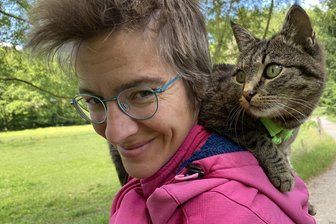 Münchner Astrophysikerin entdeckt Naturparadies im Vogtland: „Ihr habt es so schön hier, coole Geschichte“ - Immer ein Blickfang. Astrophysikerin Silona Wilke mit Mika an der Wiese vor Käppels Teichen. Die Katze entscheidet selbst, ob sie läuft oder es sich auf Frauchen bequem macht.