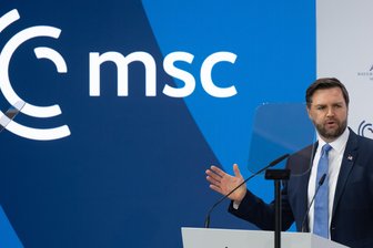 Münchner Sicherheitskonferenz: Erzwang die US-Administration eine AfD-Einladung? - US-Vizepräsident JD Vance spricht am 14. Februar 2025 auf der Münchner Sicherheitskonferenz im Luxushotel Bayerischer Hof.