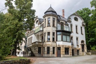 Münchner Zahnarzt wird seine Millionen-Villa in Plauen nicht los - Ein bisschen Barock, ein wenig Jugendstil, die Türmchen in Renaissanceform: Die Villa unterhalb des Bärensteins in Plauen steht zum Verkauf, ein Käufer hat sich bislang aber noch nicht gefunden.