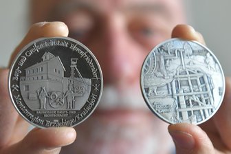 Münzbörse im Erzgebirge: Kaufen, tauschen, schätzen lassen - Zur Münzbörse können auch Sonderprägungen erworben werden, beliebt ist die Medaille „Montanregion - Ehrenfriedersdorf in Silber“.