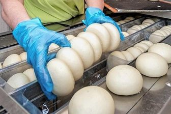 Münzner Knödelproduktion schließt: Die letzten Hefeklöße verlassen Reitzenhain - Petra Uthe, die gerade Bio-Hefeklöße verpackt, gehört zu den noch fünf verbliebenen Beschäftigten in Münzners Knödelproduktion in Reitzenhain.