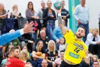„Müssen den Schalter wieder umlegen und unser wahres Gesicht zeigen“: Trainer des SV 04 Oberlosa nimmt seine Handballer in die Pflicht - Das gegnerische Tor im Blick: Franz Schauer.