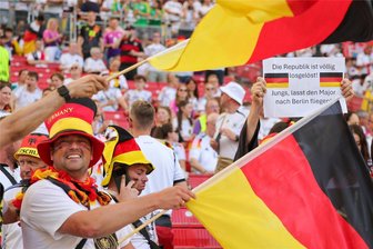 Müssen Deutschlandfahnen nach der EM entsorgt werden? - Deutschland-Fans vergangene Woche in Stuttgart bei der EM-Partie gegen Ungarn.