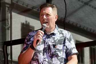 „Müssen jetzt nach jedem Grashalm greifen“: Beim Zwickauer VW-Zulieferer Schnellecke stehen gut 200 Arbeitsplätze auf der Kippe - Schnellecke-Betriebsratschef Ronny Ott beim 1.-Mai-Familientag der IG Metall in Zwickau: „Es besteht Handlungsbedarf.“