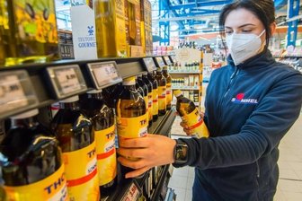 Müssen Kunden wirklich einen Mangel an Öl und Mehl fürchten? - Im Simmel-Markt in Aue bestückt Einzelhandelskauffrau Christin Windisch die Regale mit Sonnenblumenöl. Die dreifache Menge von derzeit stark nachgefragten Produkten wurde geordert. 