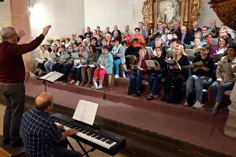 "Müssen mit der Zeit gehen": Wie sich Kirchenmusik wandelt - Probe für den Festgottesdienst: Der überkonfessionelle Regionalchor mit Sängern aus Sehma, Cranzahl, Neudorf, Buchholz und Cunersdorf. 