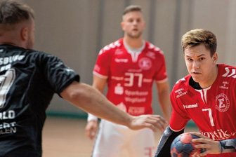 "Müssen unser Potenzial abrufen" - Adam Janasek (am Ball) ist einer Neuen im Team des HC Einheit Plauen. Er soll auf der rechten Außenbahn für Torgefahr sorgen.
