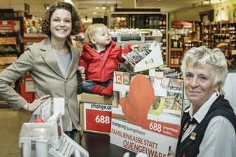 Mütter-Aufstand gegen Süßes vor Supermarktkassen - Die Berlinern Caroline Rosales (l) steht mit Söhnchen Maxime neben einer Verkäuferin an der Kasse eines Supermarktes in ihrem Kiez im Berliner Bezirk Prenzlauer Berg. Die jungen Mutter startete erfolgreich eine Internet-Petition gegen «Quengelkassen». Die Supermarktfiliale in ihrer Nachbarschaft wird ab Januar «Familienkassen» einrichten: ohne Süßigkeiten als Lockmittel für die Kleinen in der Warteschlange.