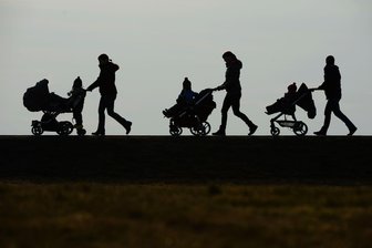 Mütter deutlich seltener berufstätig als Väter – kaum Wandel - Mütter mit kleinen Kindern sind deutlich seltener berufstätig als Männer. (Symbolbild)