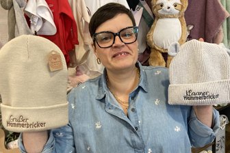 Mützen-Trend aus dem Vogtland: Diese Unternehmerin bringt die Liebe zur Heimat auf die Kopfbedeckung - Individuell bestickte Mützen sind gerade der Verkaufsschlager bei Cornelia Zenker in Hammerbrücke.