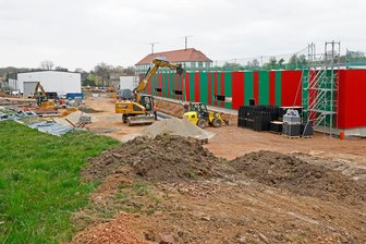 Mugler als größter Arbeitgeber in Oberlungwitz wächst weiter, bekommt aber einen Dämpfer - Das Gelände der Firma Mugler in Oberlungwitz ist auf der Südseite eine Großbaustelle.